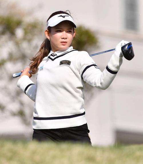 1番、ティーグラウンドで体をほぐす吉本ひかる（撮影・上田博志）