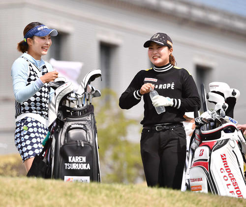 1番、ティーグラウンドで談笑する鶴岡果恋左）と高橋彩華（撮影・上田博志）