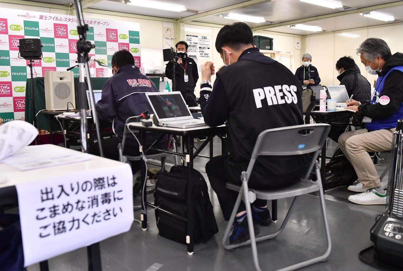 午後2時スタート開始予定と状況を説明する大会関係者（撮影・上田博志）