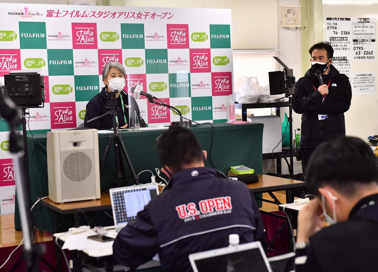 状況を説明する大会関係者（撮影・上田博志）