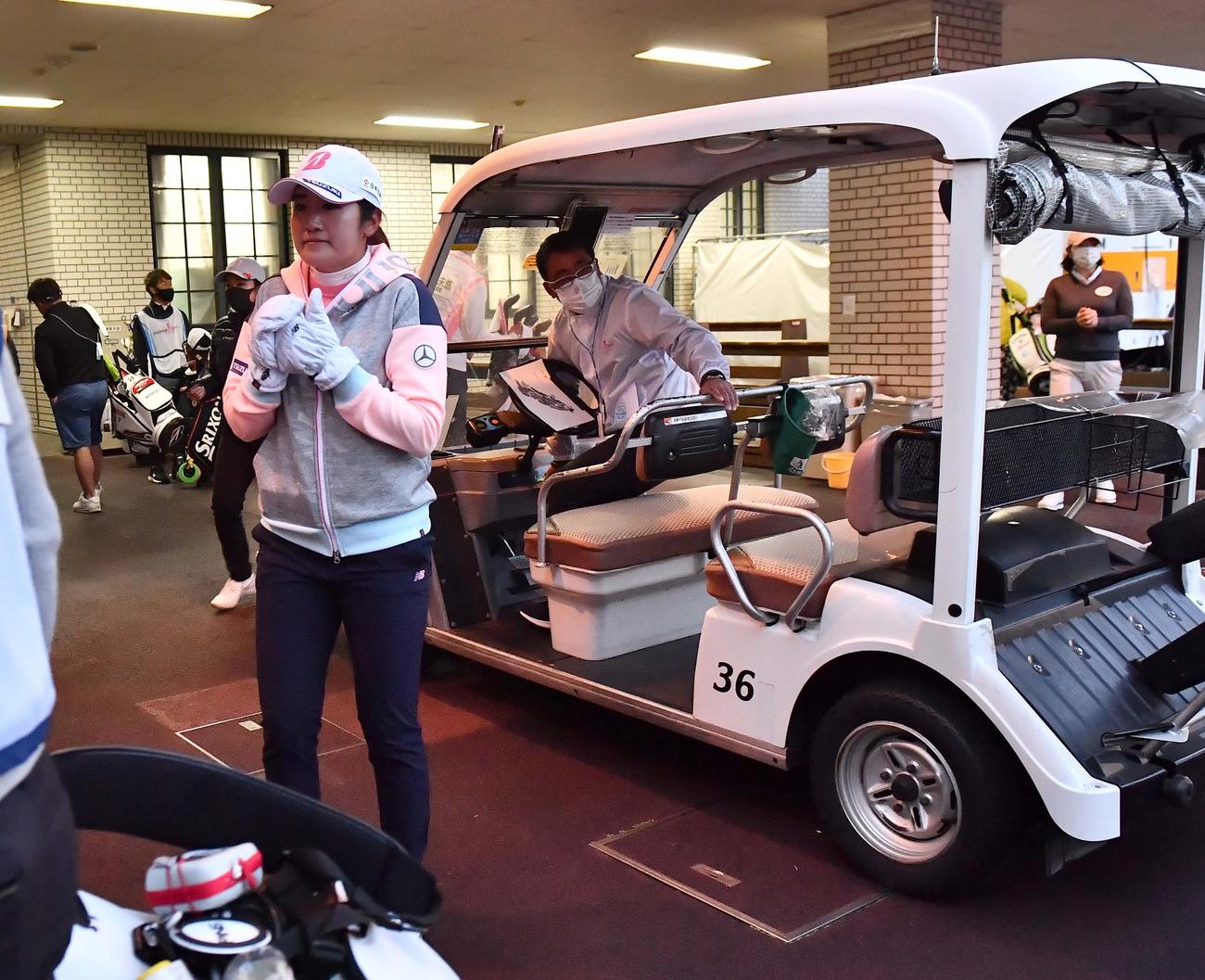 夕暮れサスペンデッドとなりカートでクラブハウスへ引き揚げた稲見（撮影・上田博志）