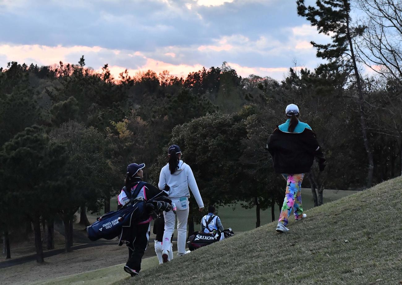 夕暮れサスペンデッドとなりクラブハウスに引き揚げるアマチュアの川崎春花（左から2人目）ら（撮影・上田博志）