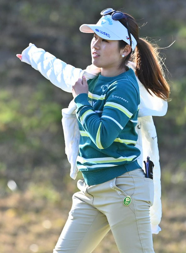 8番、上着を着て9番に向かう西村（撮影・上田博志）