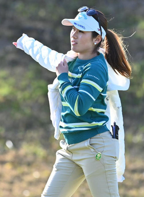 8番、上着を着て9番に向かう西村（撮影・上田博志）