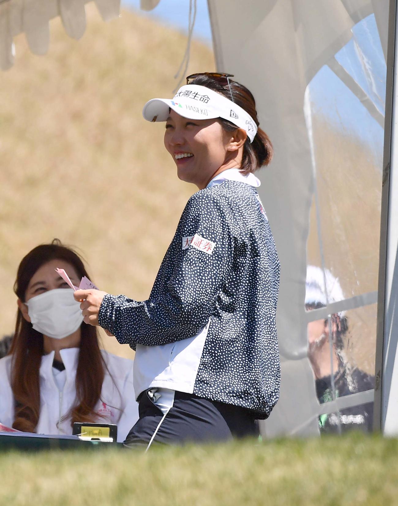 1番、笑顔を見せるテレサ・ルー（撮影・上田博志）