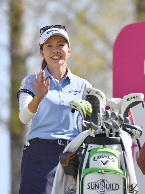 1番、ティーグラウンドで笑顔を見せる藤田（撮影・上田博志）