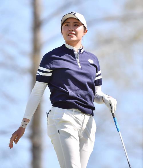 1番、ティーグラウンドで笑顔を見せる大里（撮影・上田博志）