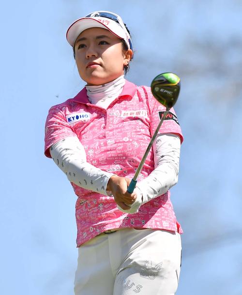 1番、ティーショットを放つサイ・ペイイン（撮影・上田博志）
