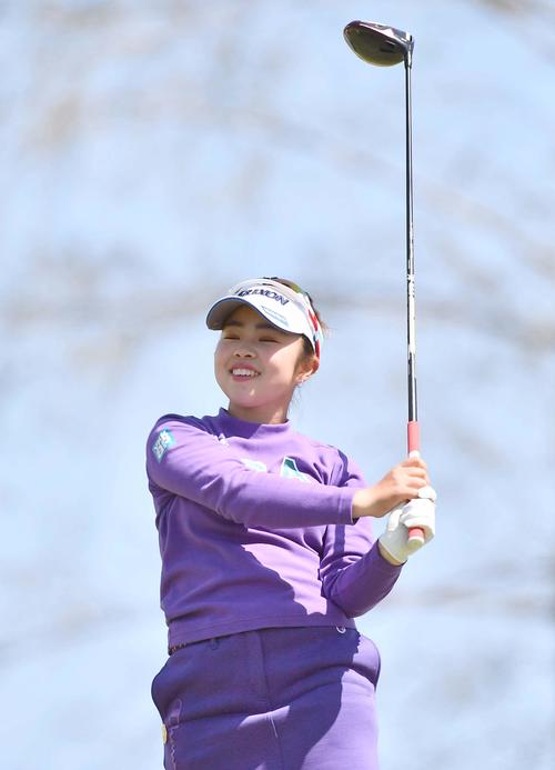 1番、ティーショットを放つ山下美夢有（撮影・上田博志）