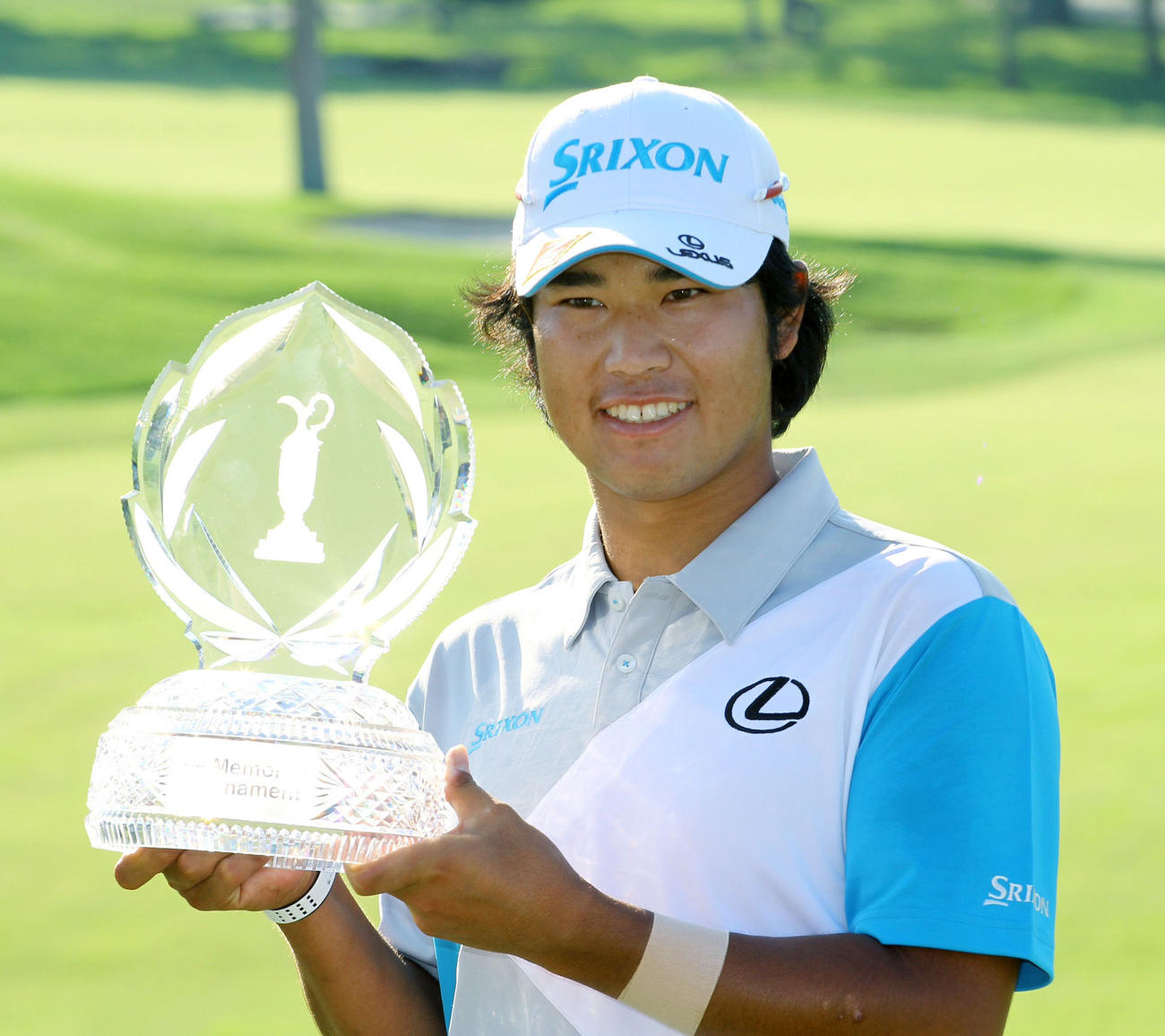 6月2日、メモリアル・トーナメントで米ツアー初優勝を果たし、トロフィーを手に笑顔の松山（共同）
