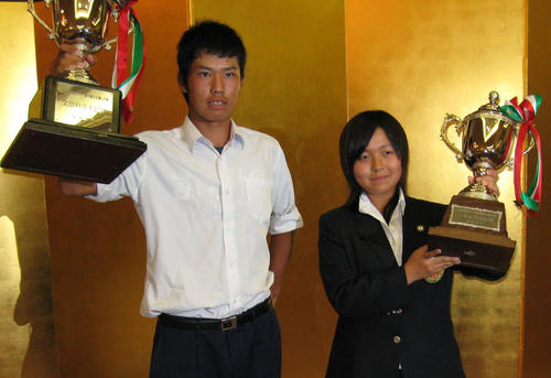 全国高校ゴルフ選手権個人最終日　男子個人の部を制した松山英樹と女子を制した青木瀬令奈は優勝杯を掲げ、笑顔を見せる　2008／08／09