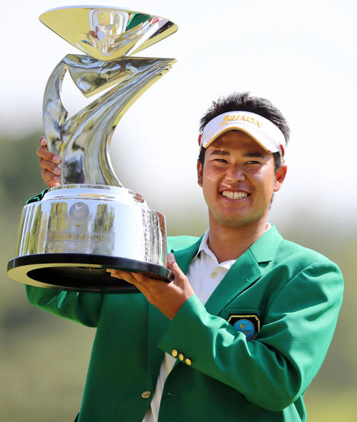 優勝カップを手に、笑顔を見せる松山（撮影・田崎高広）
