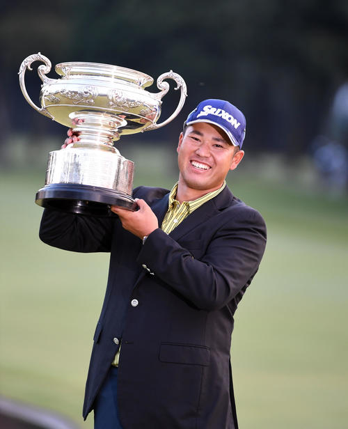 優勝杯を掲げ笑顔をみせる松山（撮影・下田雄一）