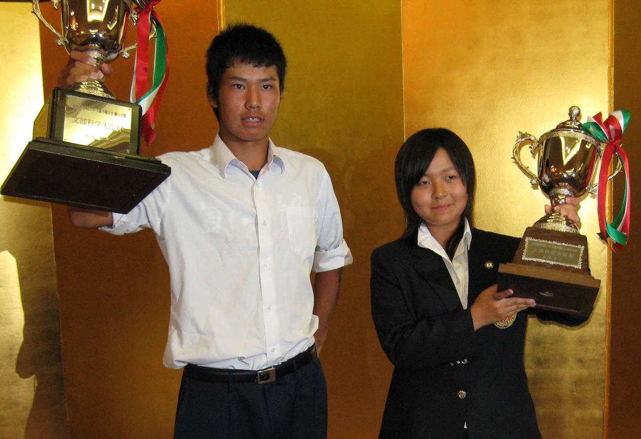 全国高校ゴルフ選手権個人最終日　男子個人の部を制した松山英樹と女子を制した青木瀬令奈は優勝杯を掲げ、笑顔を見せる　2008／08／09
