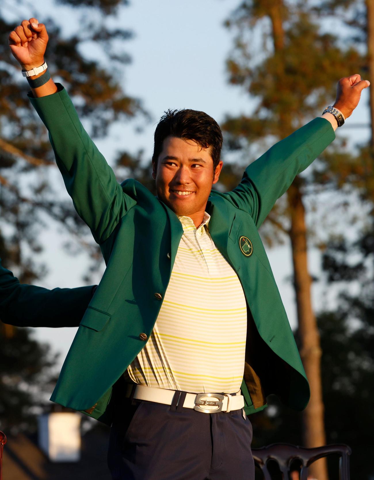 グリーンジャケットを着てガッツポーズする松山（ロイター）