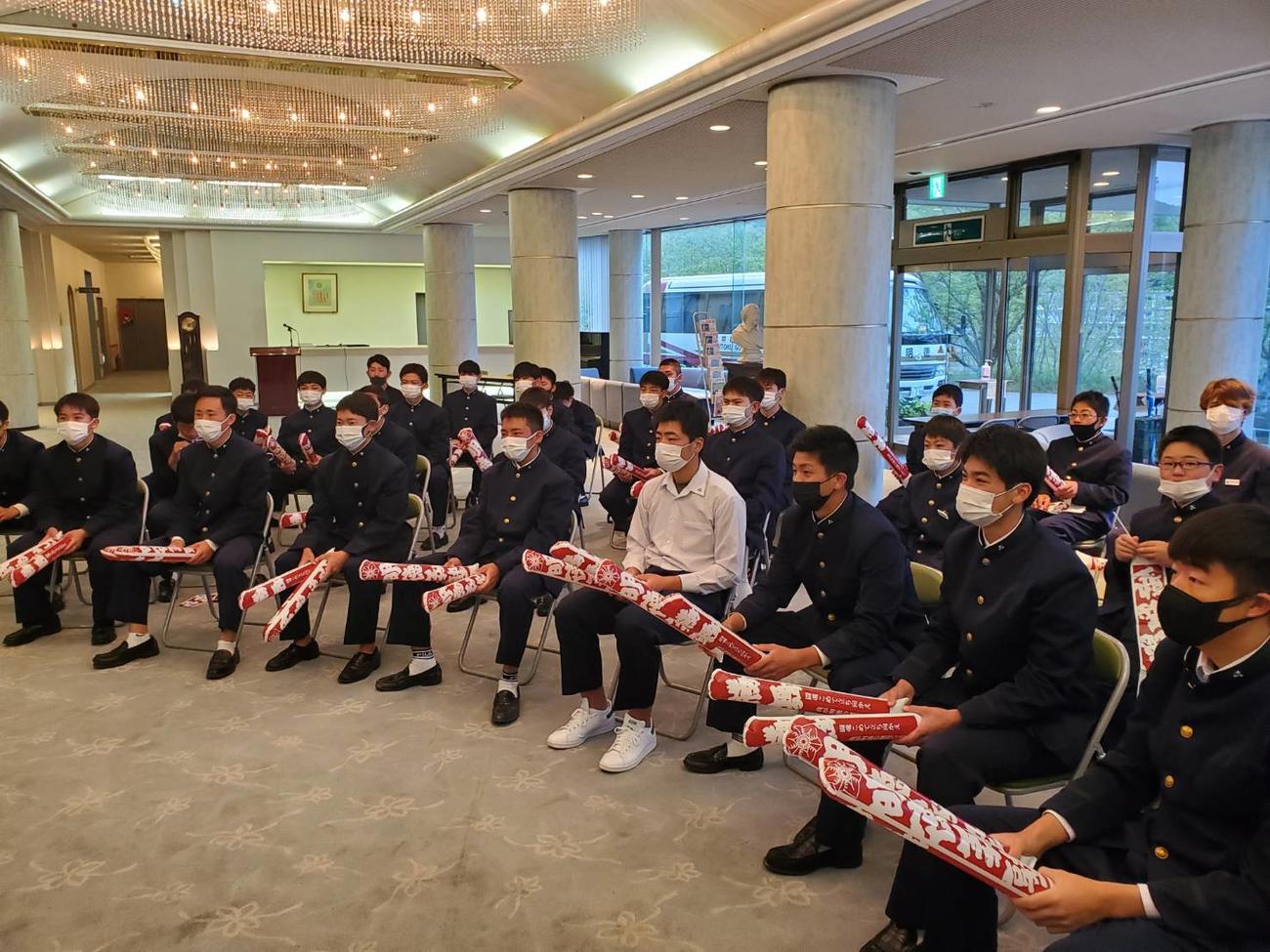 松山英樹が出場したマスターズの模様を見守る母校明徳義塾高のゴルフ部員（同校提供）
