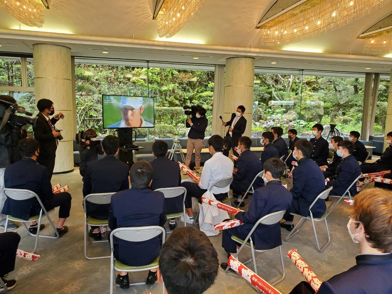 松山英樹が出場したマスターズの模様を見守る母校明徳義塾高のゴルフ部員（同校提供）
