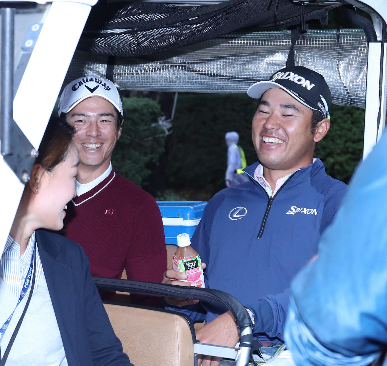 2019年のZOZOチャンピオンシップ練習日　クラブカーに一緒に乗り引き揚げる石川（左）と松山（2019年10月22日撮影）