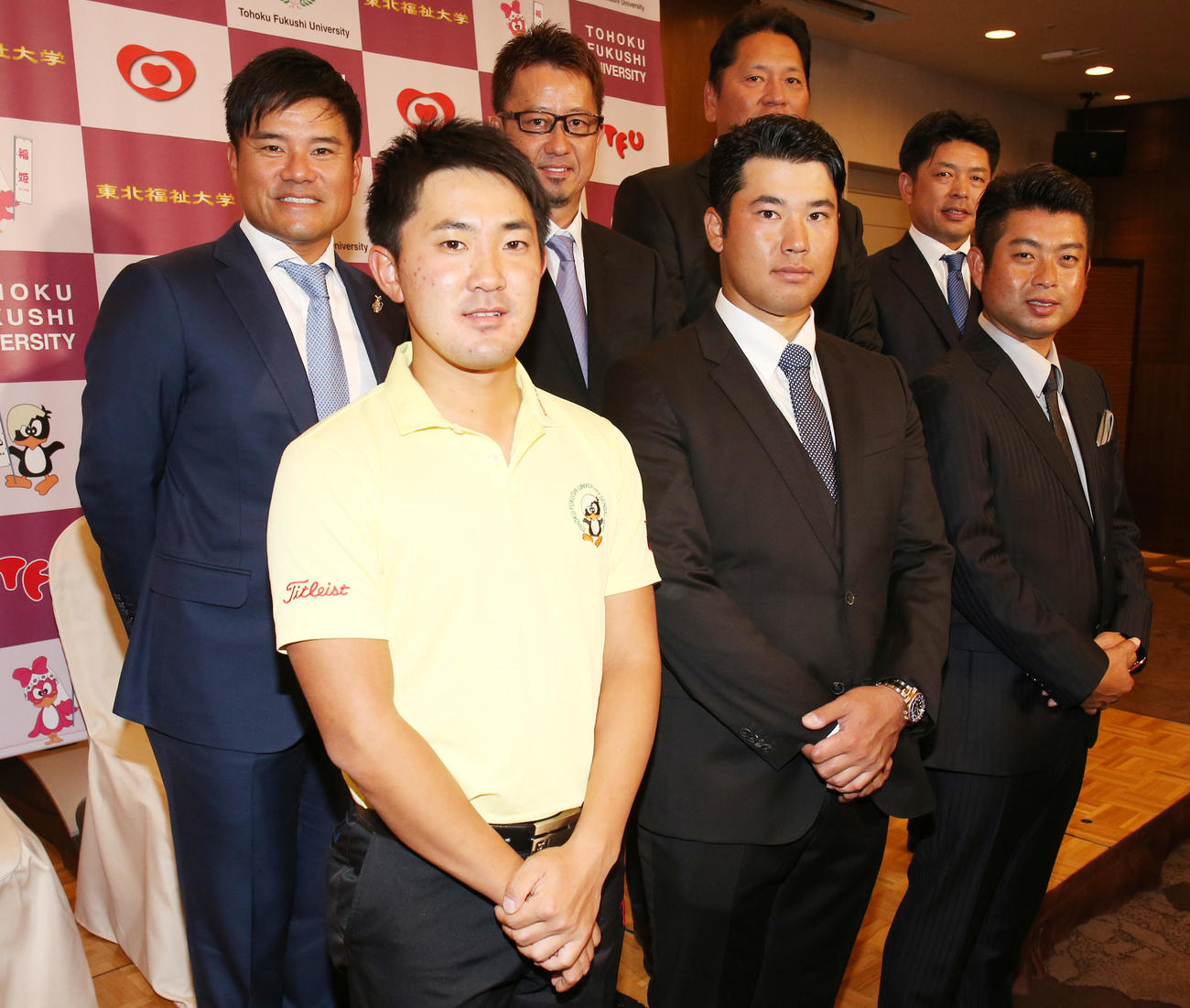 東北福祉大硬式野球部、ゴルフ部、軟式野球部優勝報告会　報告会に出席した前列左からゴルフ部金谷拓実、OBの松山英樹、池田勇太、後列左から宮里優作、星野英正、佐々木主浩氏、広島石原慶幸（2018年12月12日撮影）
