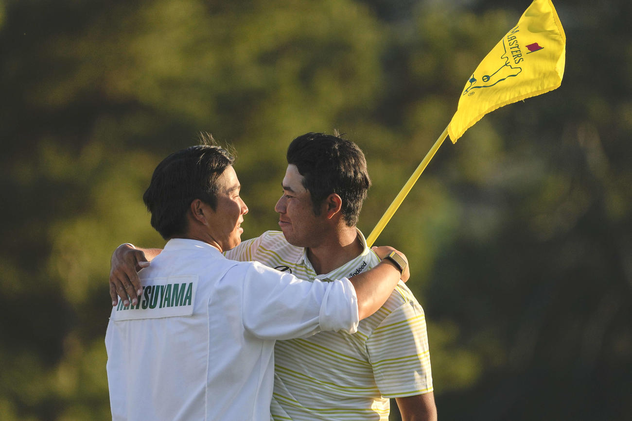 マスターズを制した松山（右）は早藤キャディーと抱き合って喜ぶ（AP）