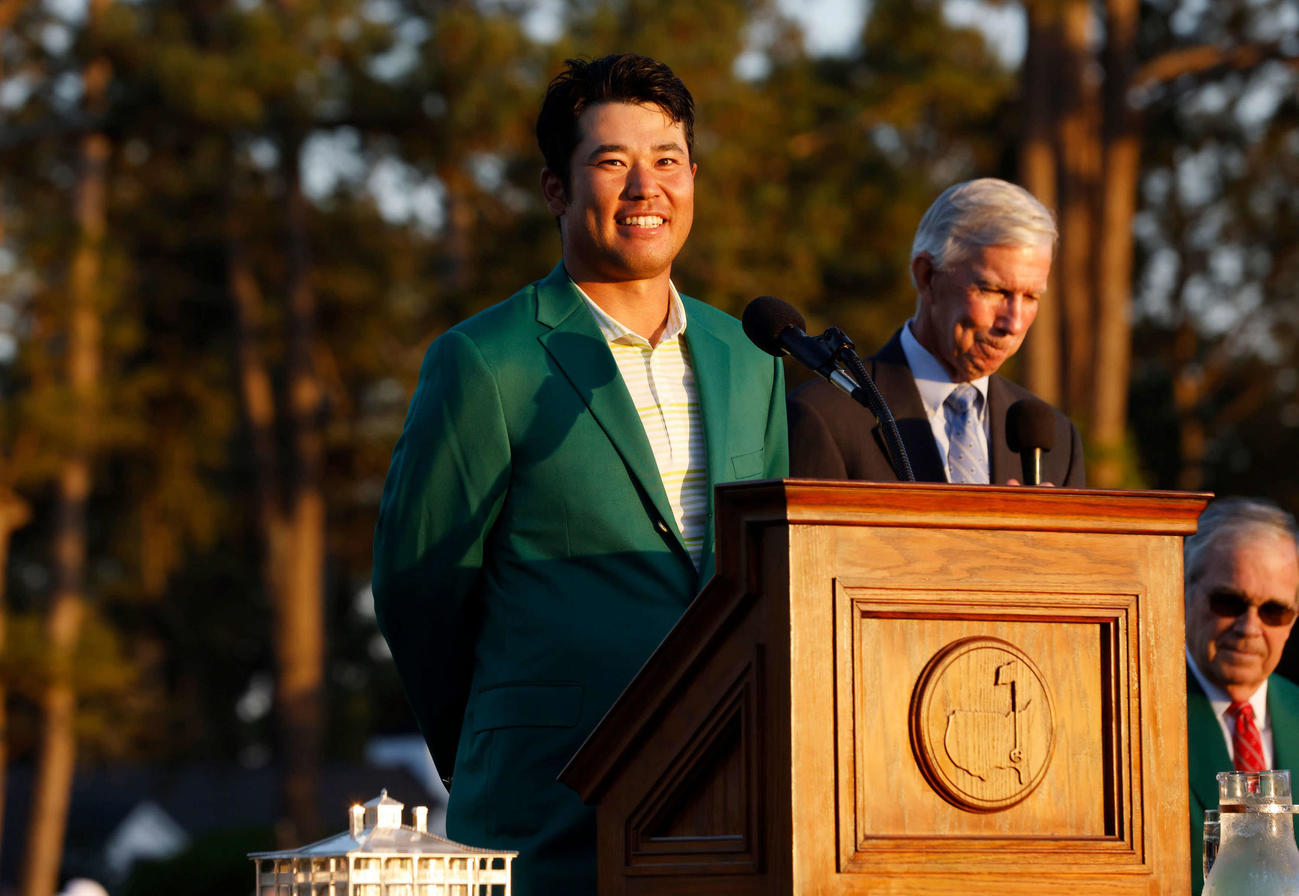 米ゴルフのマスターズ・トーナメントで、日本男子初のメジャー制覇を果たし、笑顔でスピーチする松山（ロイター）