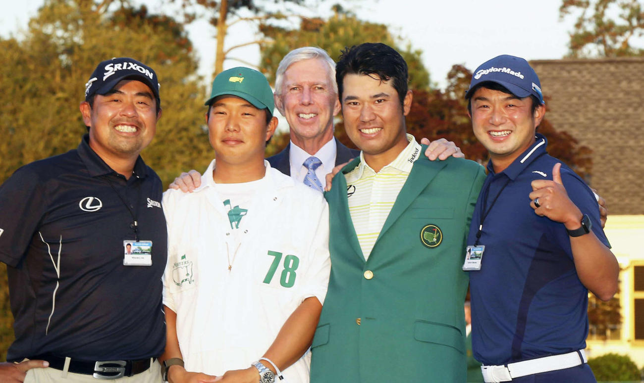 マスターズで優勝を決め、記念撮影する、前列左から飯田トレーナー、早藤キャディー、ボブ・ターナー通訳、松山、目沢コーチ（共同）