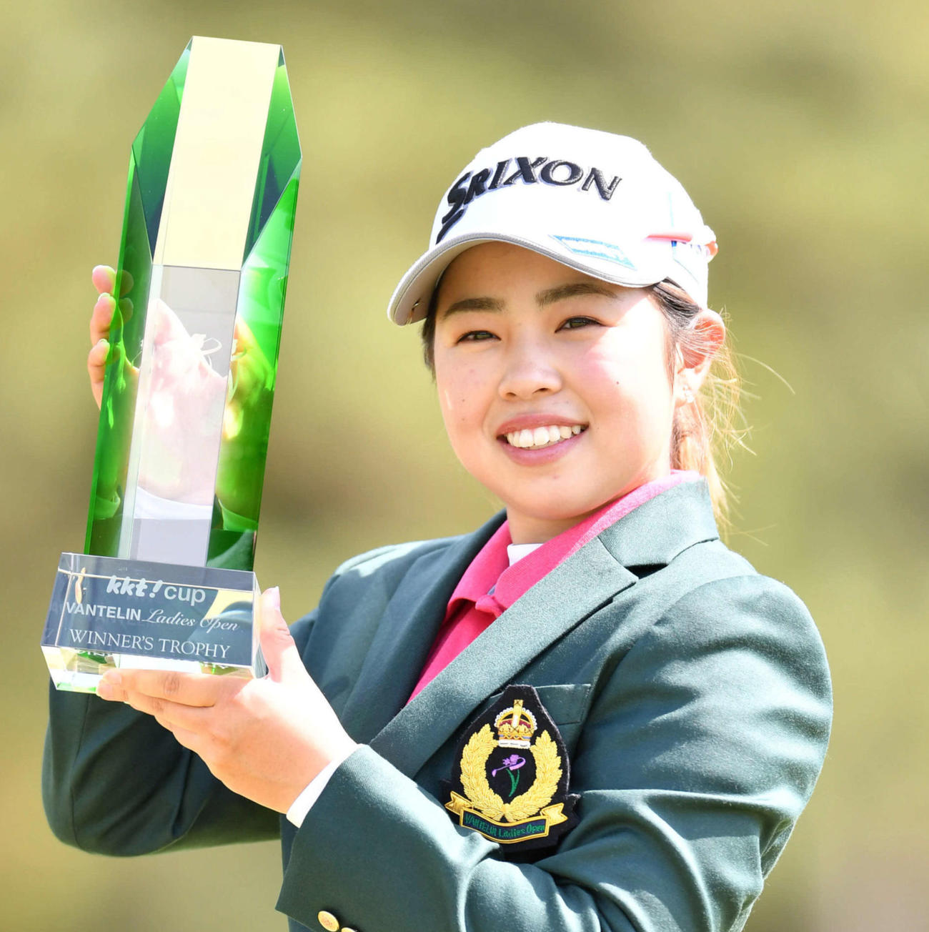 ツアー初優勝を決め、笑顔で優勝トロフィーを掲げる山下（撮影・岩下翔太）