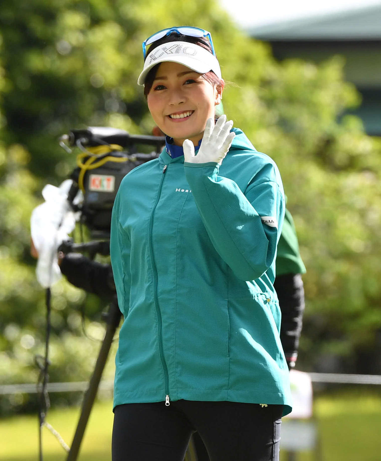 1番、カメラに笑顔で手を振りながら第2打へ向かう青木（撮影・岩下翔太）
