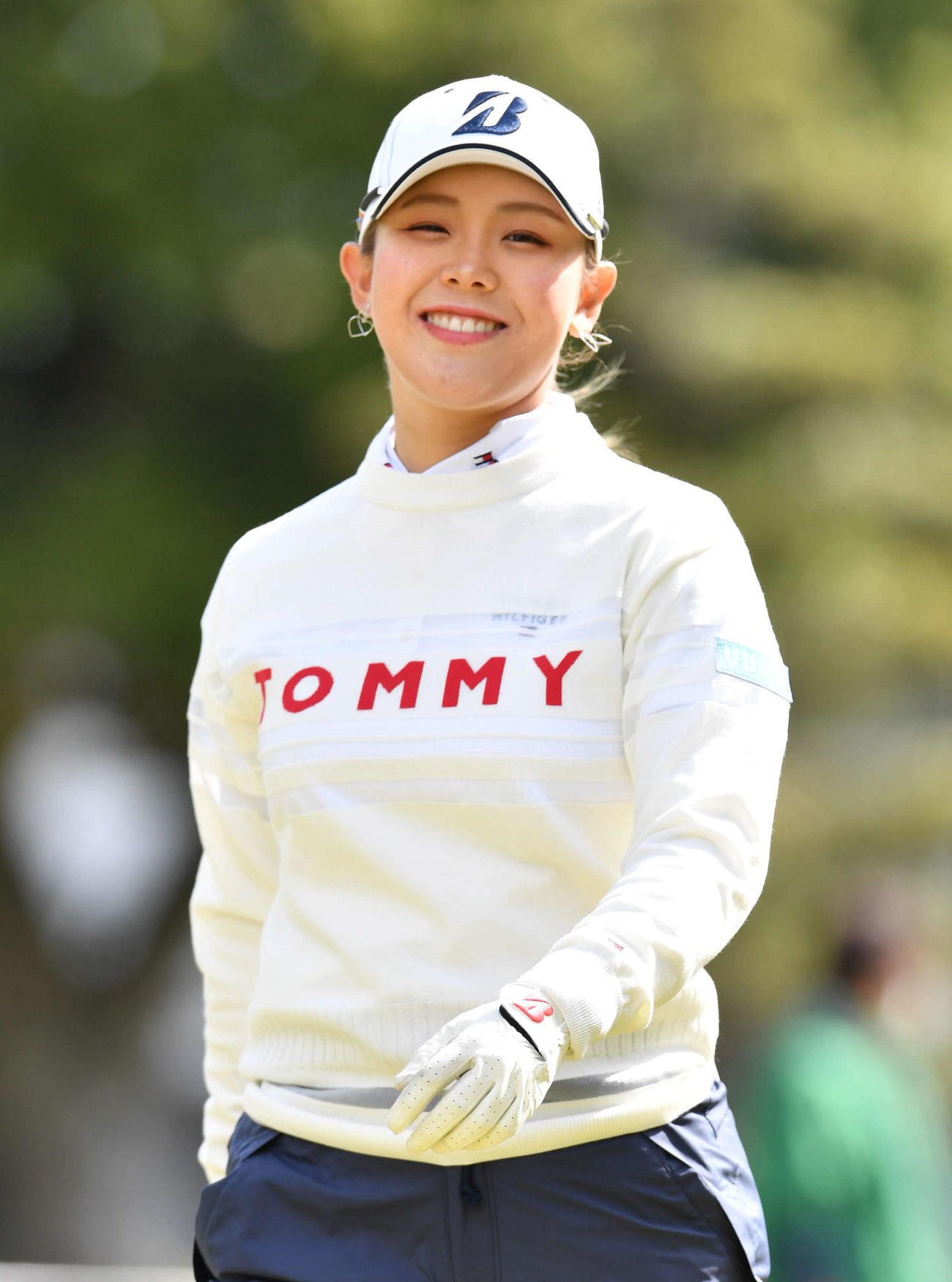 1番、笑顔で第2打へ向かう吉田（撮影・岩下翔太）