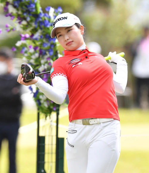 1番、ティーグラウンドで体をほぐす小祝（撮影・岩下翔太）
