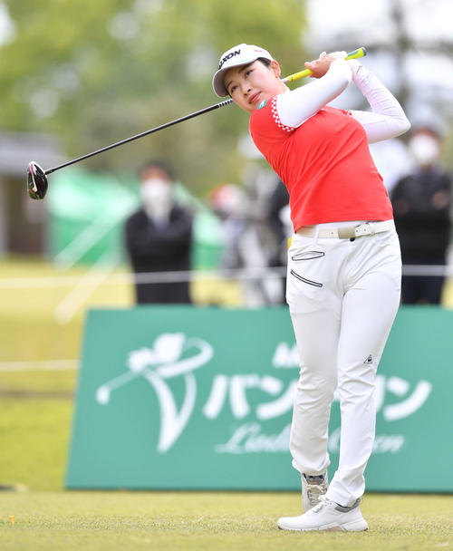 1番、ティーショットを放つ小祝（撮影・岩下翔太）