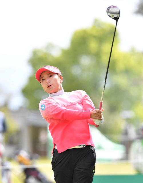 1番、ティーショットを放つ有村（撮影・岩下翔太）