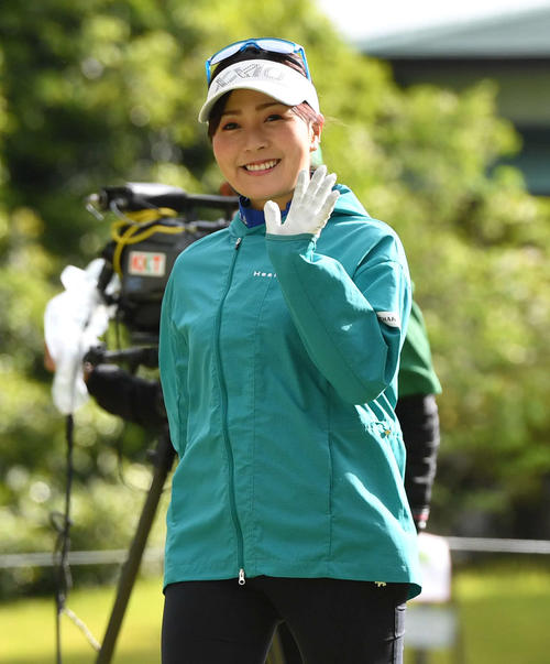 1番、カメラに笑顔で手を振りながら第2打へ向かう青木（撮影・岩下翔太）