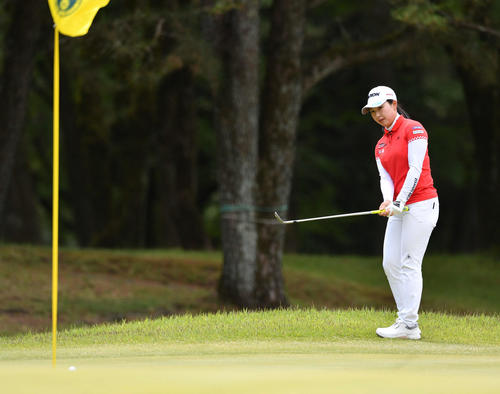 7番、チップインバーディーを決める小祝（撮影・岩下翔太）