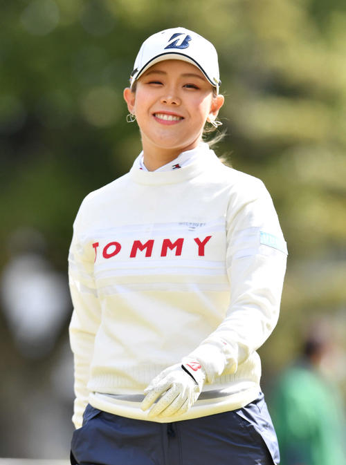 1番、笑顔で第2打へ向かう吉田（撮影・岩下翔太）
