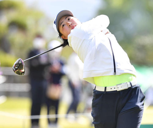 1番、ティーショットを放つ竹田（撮影・岩下翔太）