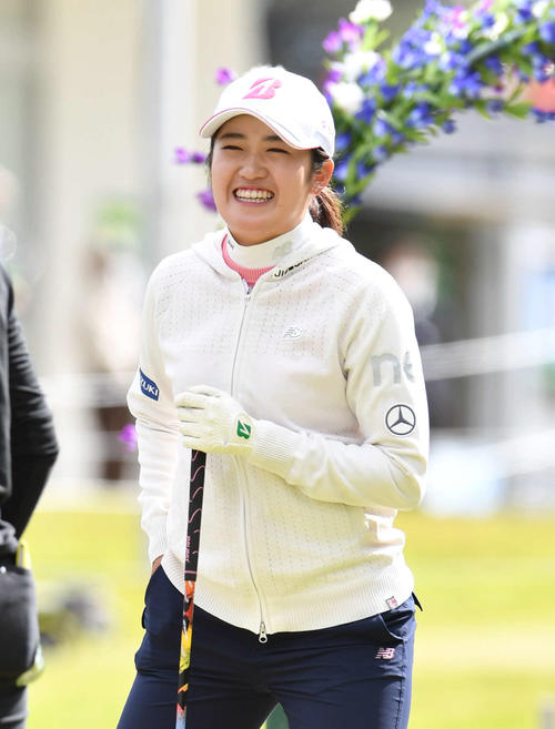 1番、ティーグラウンドで笑顔を見せる稲見（撮影・岩下翔太）
