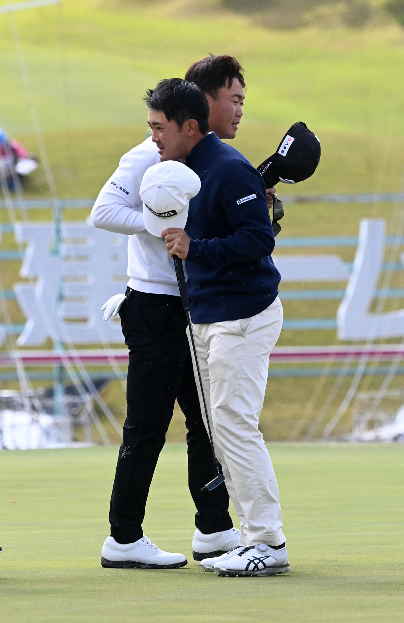 18番、通算11アンダーで優勝した金谷（右）は木下の祝福を受ける（撮影・前岡正明）