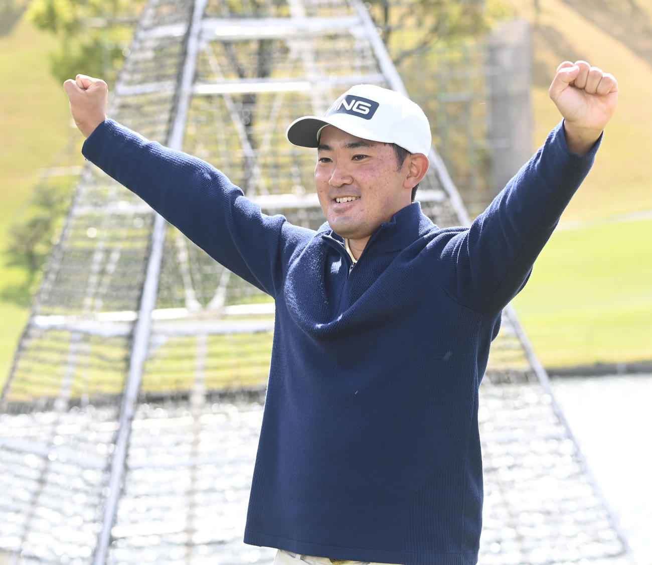 通算11アンダーで優勝した金谷はTVインタビュー後バンザイ（撮影・前岡正明）