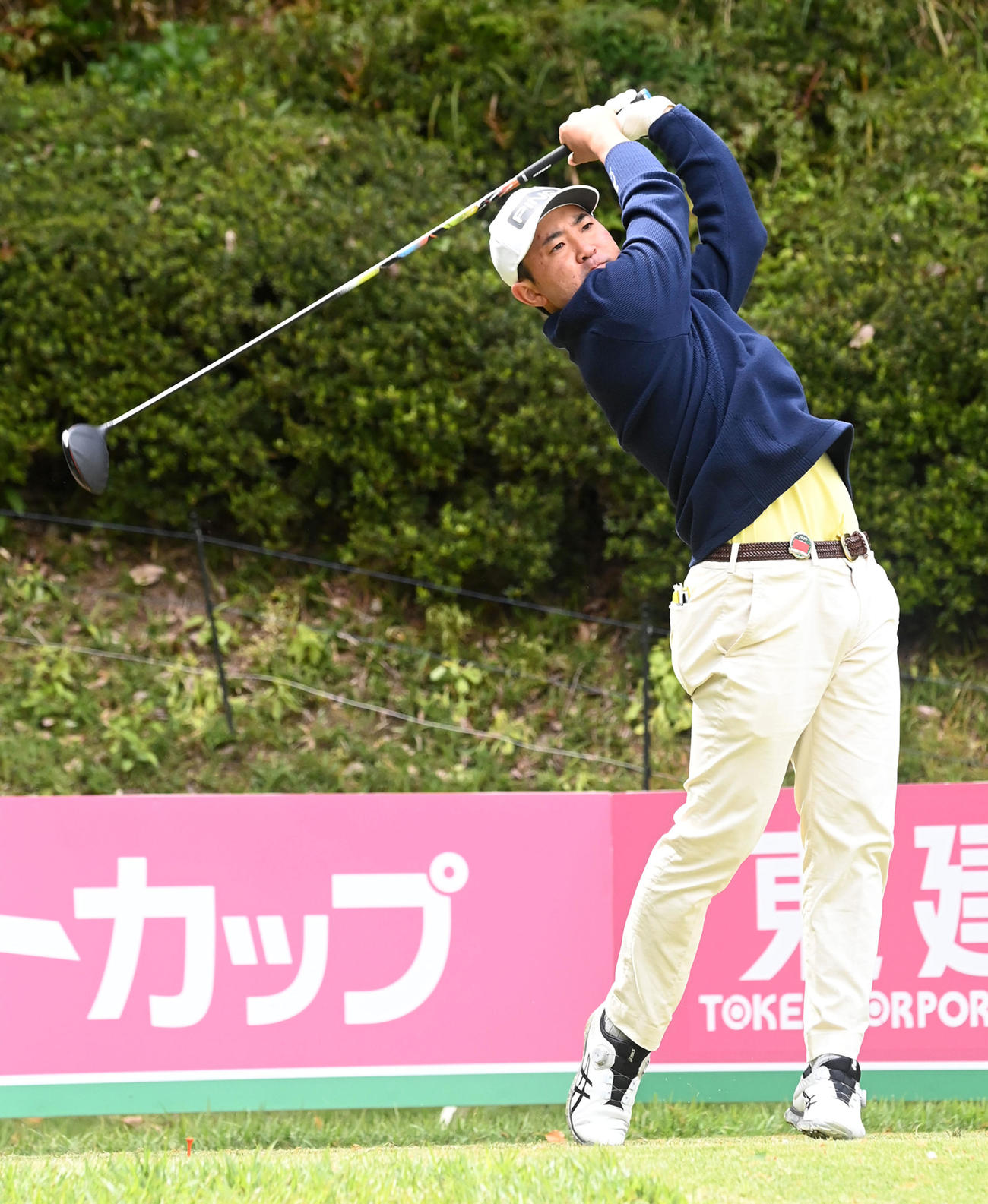 17番、ティーショットを放つ金谷（撮影・前岡正明）