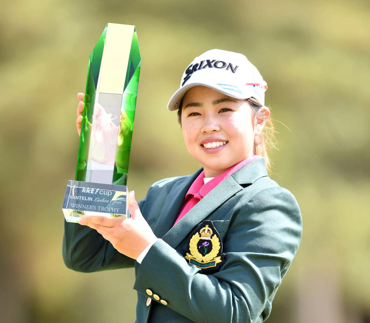 ツアー初優勝を決め、笑顔で優勝トロフィーを掲げる山下（撮影・岩下翔太）