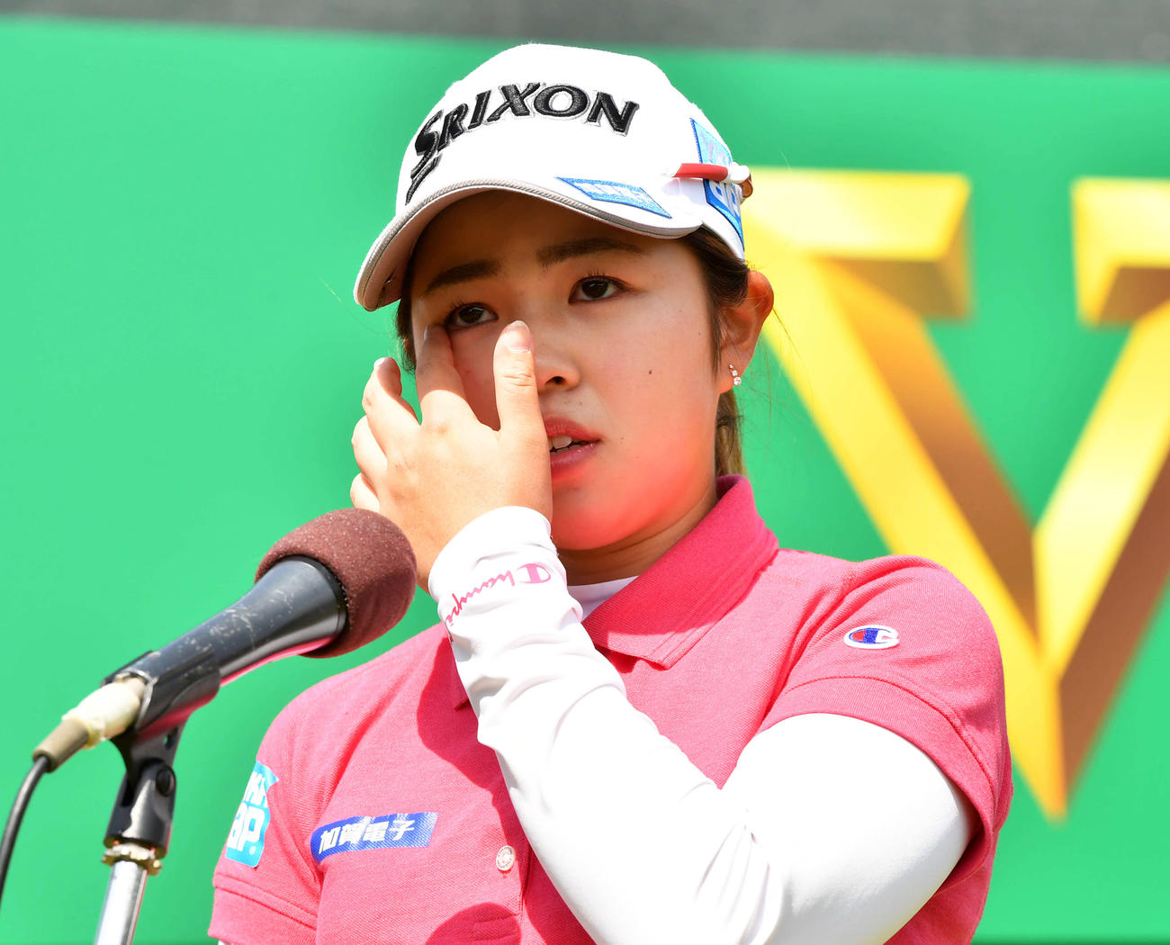 ツアー初優勝を決め、インタビューで涙をぬぐう山下（撮影・岩下翔太）