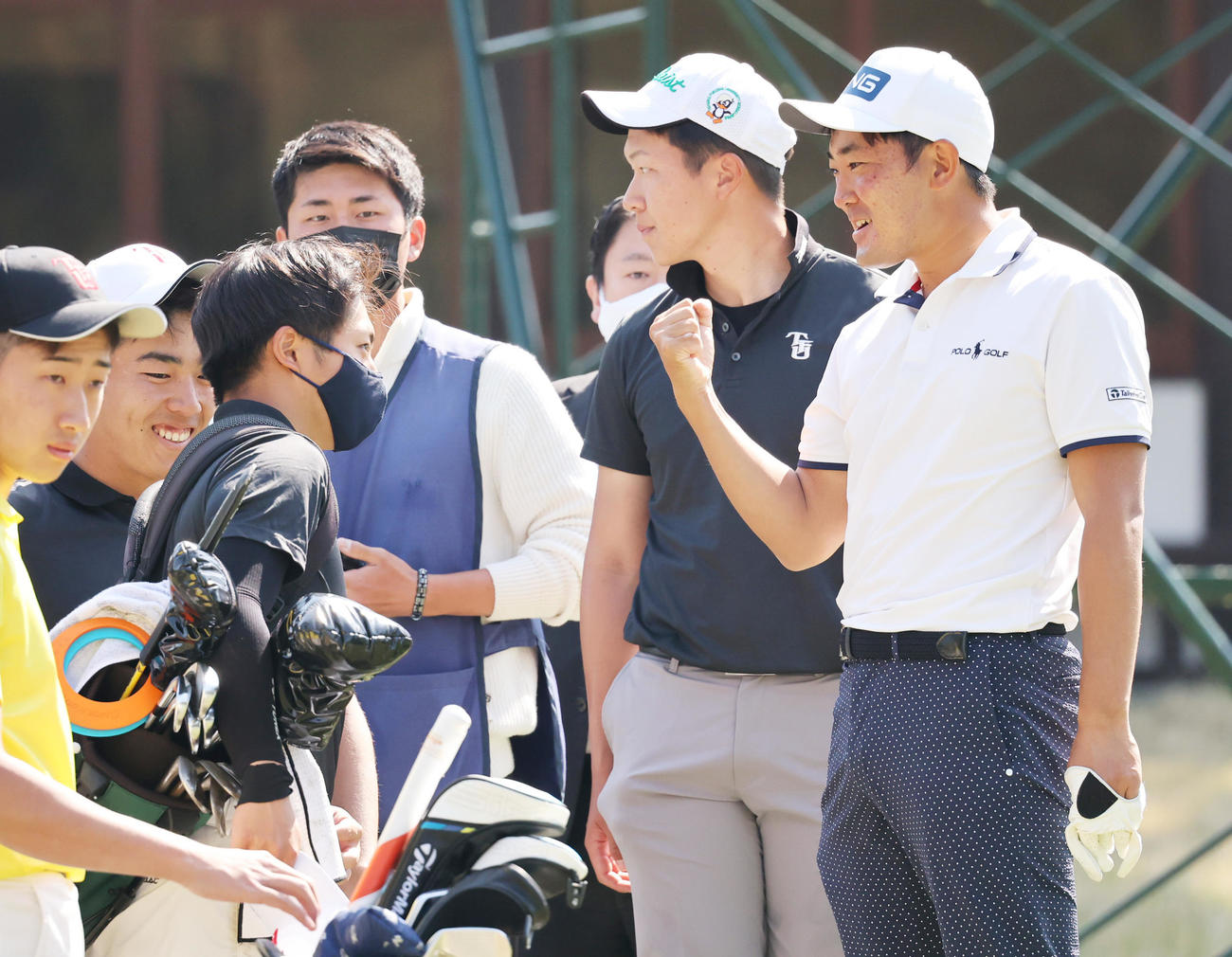 関西オープンゴルフ選手権　練習ラウンドで東北福祉大の後輩と一緒にまわる金谷（右）（撮影・清水貴仁）