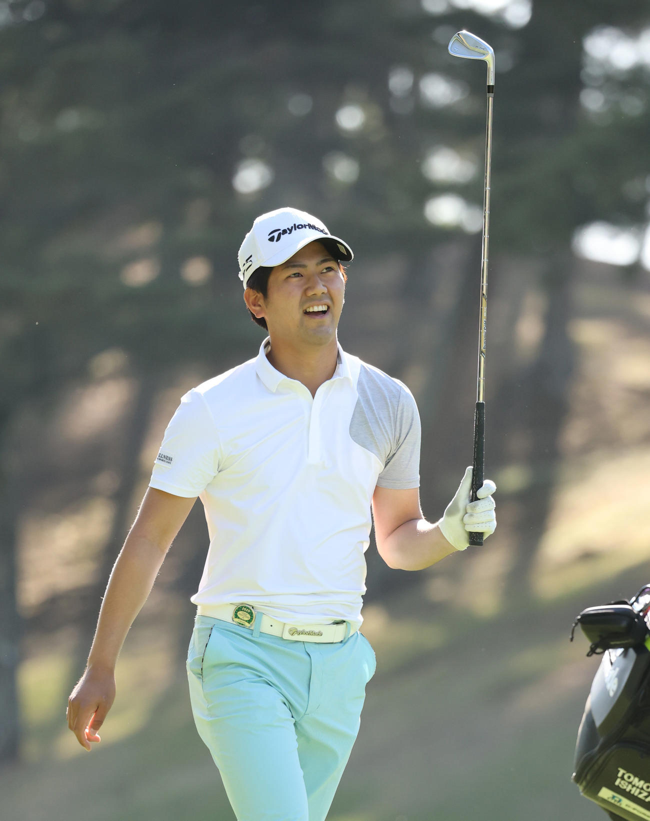 関西オープンゴルフ選手権第1日　18番、第2打を放つ石坂（撮影・清水貴仁）