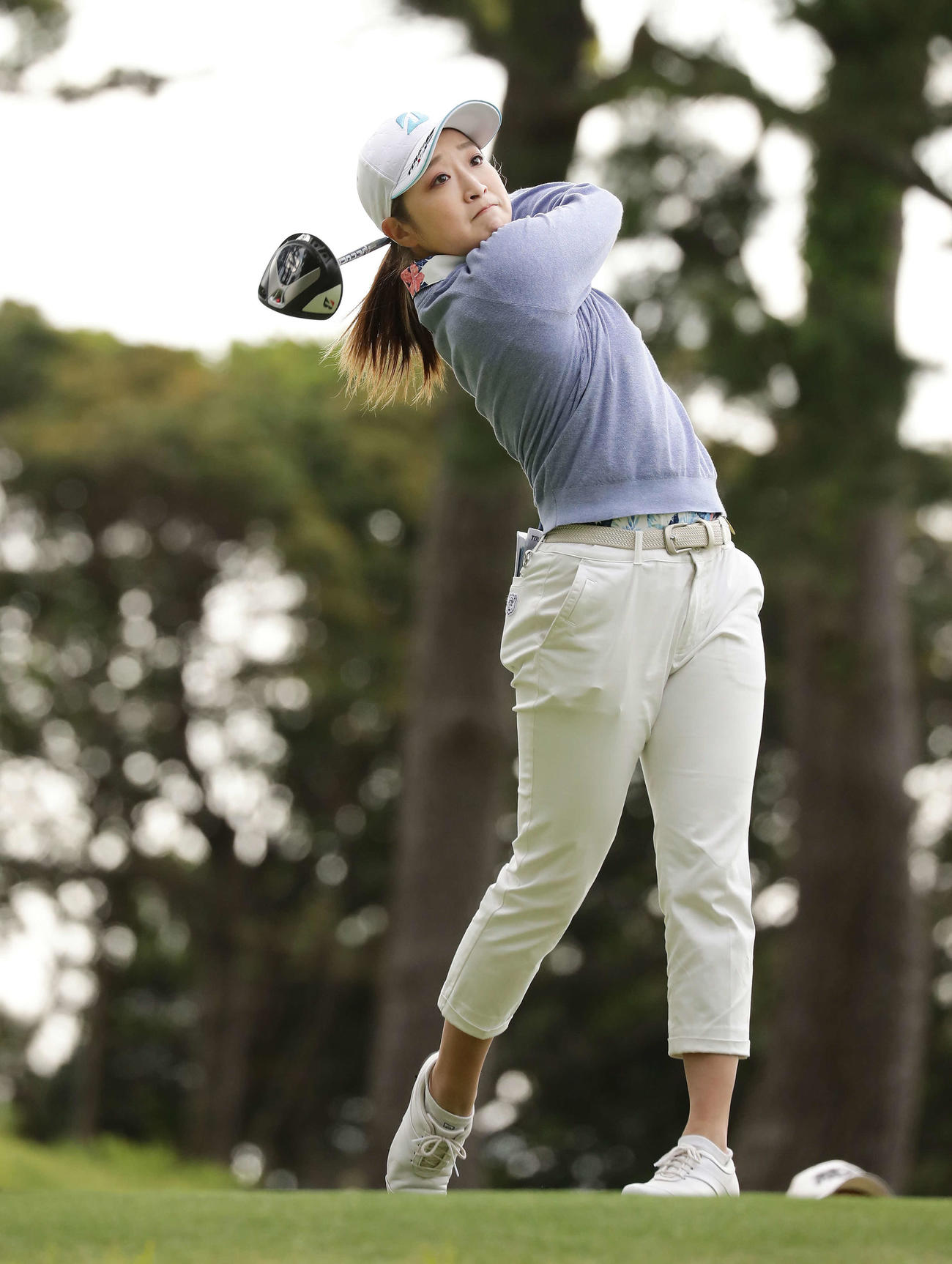 4番、ティーショットを放つ高木優奈（撮影・丹羽敏通）