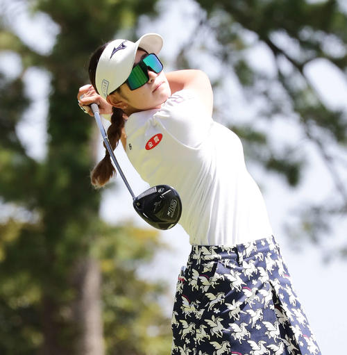 4番、ティーショットを放つ原英莉花（撮影・丹羽敏通）