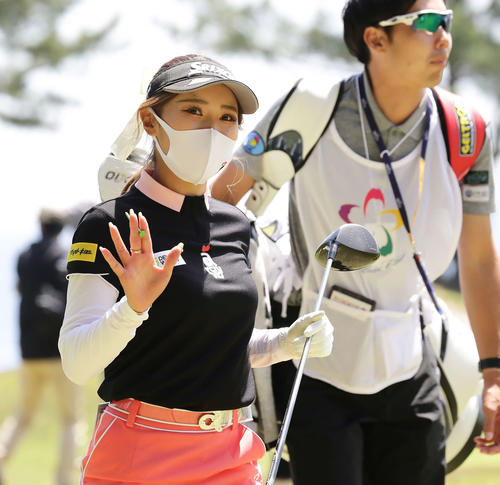 4番、セカンド地点に向かう臼井麗香（撮影・丹羽敏通）