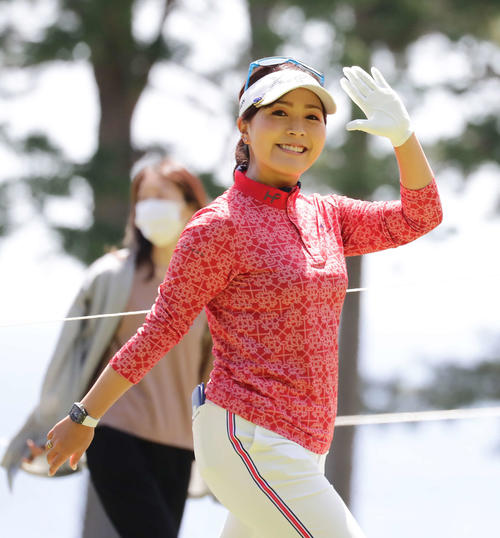 4番、セカンド地点に向かう青木瀬令奈（撮影・丹羽敏通）