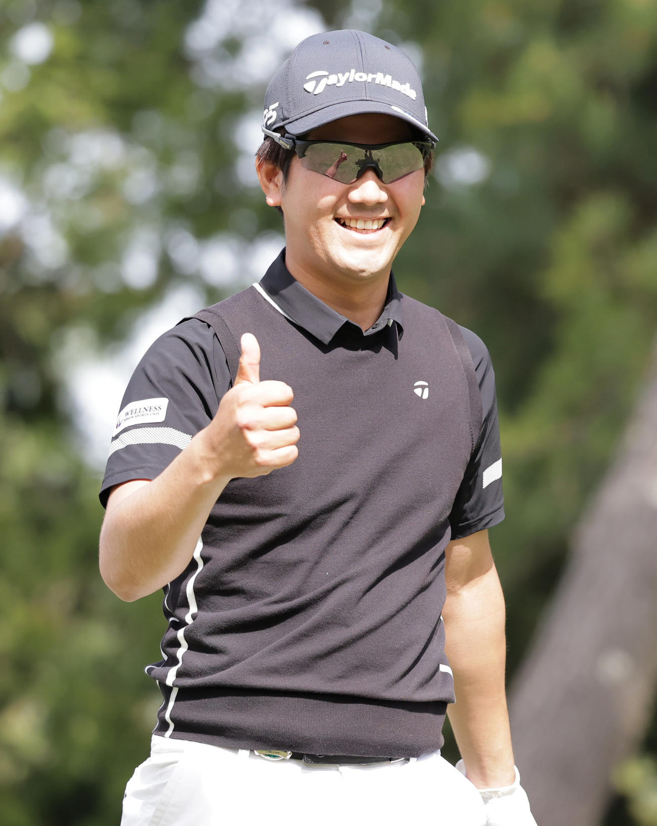 関西オープンゴルフ選手権第2日　17番、笑顔でポーズをみせる石坂（撮影・清水貴仁）