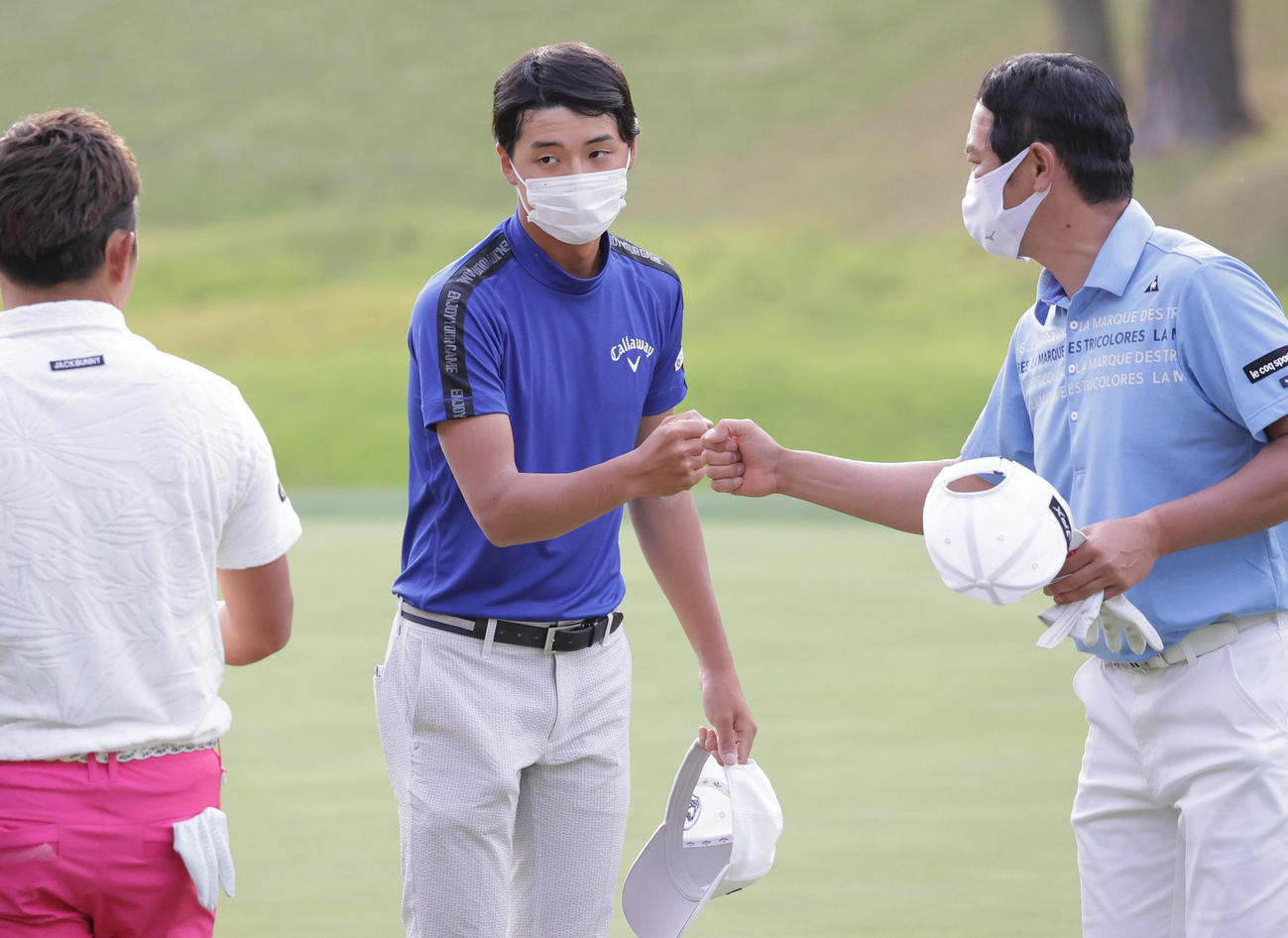 関西オープンゴルフ選手権第2日　18番、通算1アンダーで予選を突破する石川航（中央）、左は池村、右は武藤（撮影・清水貴仁）